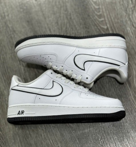 AF1 LOW WHITE AND BLACK SOLE